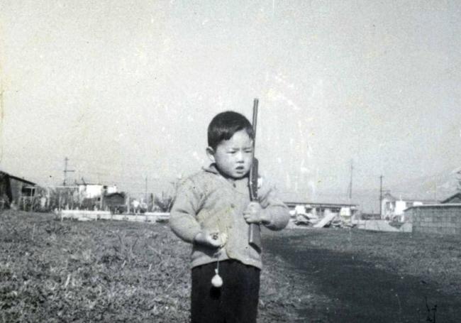 Yoshitomo Nara, con 3 años.