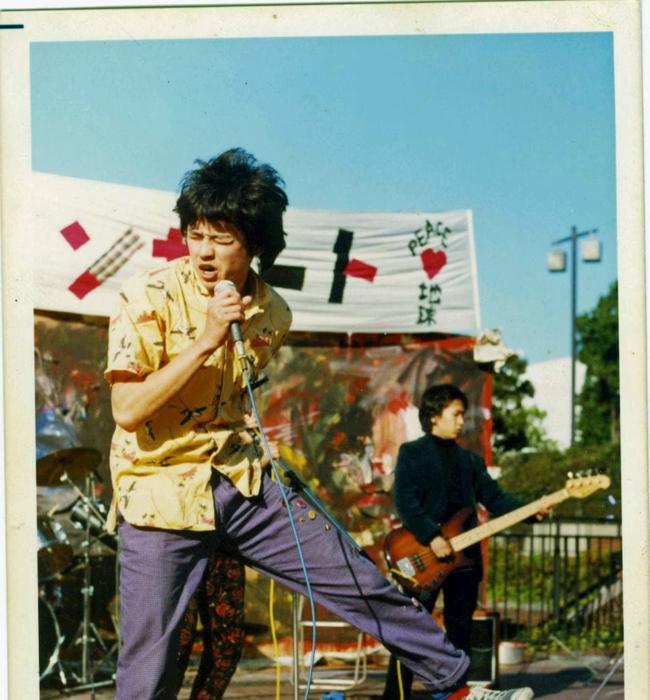 Nara, cantando con una de sus bandas en su juventud.