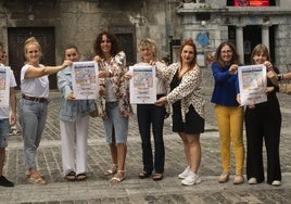 Representantes municipales y de las agrupaciones locales posan durante la presentación del programa.