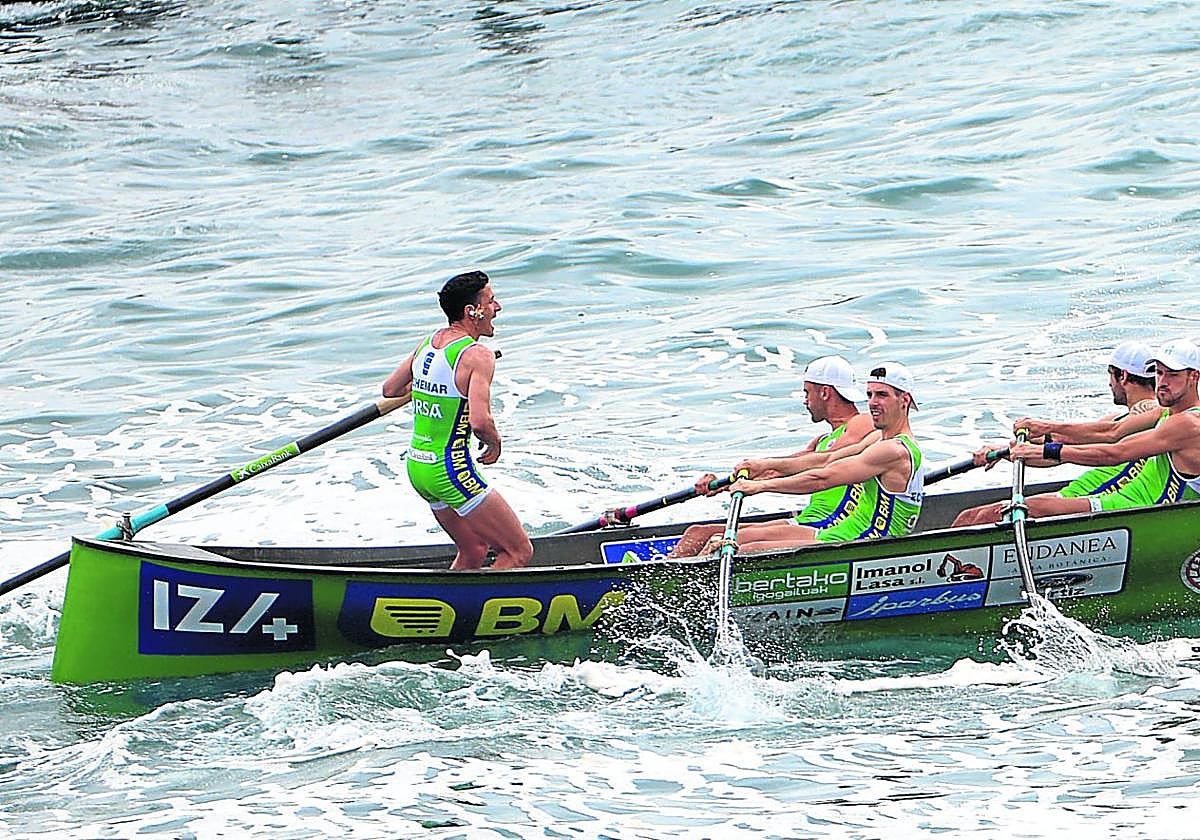 La trainera bidasoarra navega por la bahía donostiarra en el Campeonato de España