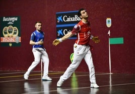 Jokin Altuna golpea la pelota ayer.