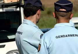 Dos gendarmes en una imagen de archivo.