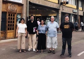 El grupo municipal de EH Bildu en la calle Patrizio Etxeberria, uno de los ejes clave del comercio local.