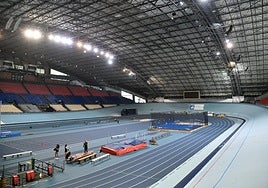 Imagen del interior del Velódromo de Anoeta, con varias atletas en el anillo interior tras realizar un entrenamiento.