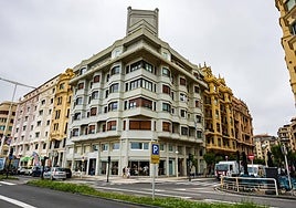 Esquina del edificio, con sus fachadas a la avenida de Zurriola y la calle Miguel Imaz de Gros.