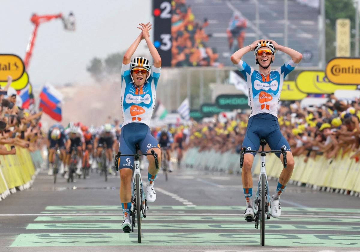 Frank Van Den Broek y Romain Bardet celebran su victoria en Rímini, con el pelotón en los talones. El francés es el primer líder del Tour.