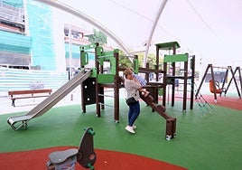 El parque infantil de Bertsolari Txirrita 2 en Larratxo estrena juegos y bancos.