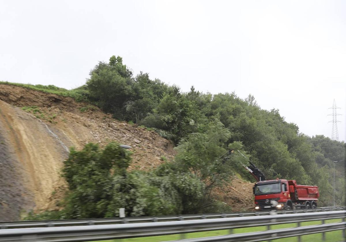 Zona del desprendimiento en la AP-8 en Usurbil dirección Irun.