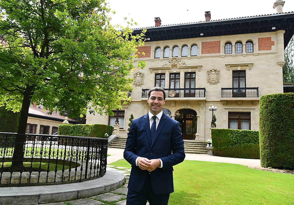 Imanol Pradales, en los jardines del Palacio de Ajuria Enea el pasado jueves a mediodía.