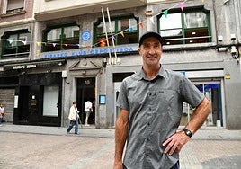 Iñaki Osoro, presidente del Depor, posa frente a la sede del club, que se expandirá ocupando el local bajo, hasta hace unas semanas bar Birjiñape, ubicado a su derecha en la fotografía.