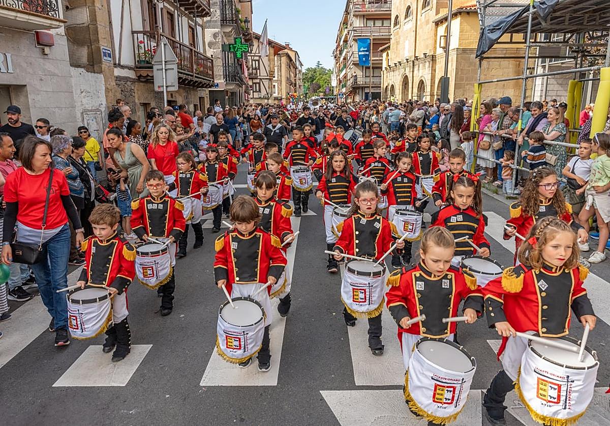 Los niños de la tamborrada infantil aprovecharon la salida del sol y realizaron el recorrido por las calles del municipio.
