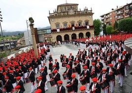 Imagen del desfile del Alarde tradicional a su llegada a la plaza de San Juan.