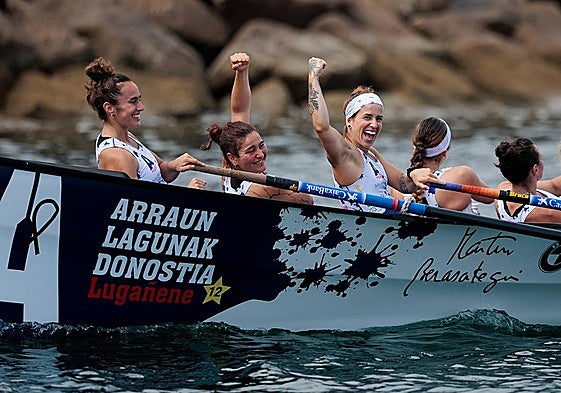 Las remeras de Arraun Lagunak, Ania Pérez y Mar Larrea, alzan el brazo, con Aiora Belartieta en la popa