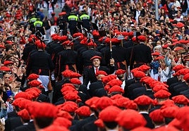 La coincidencia en domingo puso las aceras a reventar, más en momentos clave como la Arrancada del Alarde tradicional.