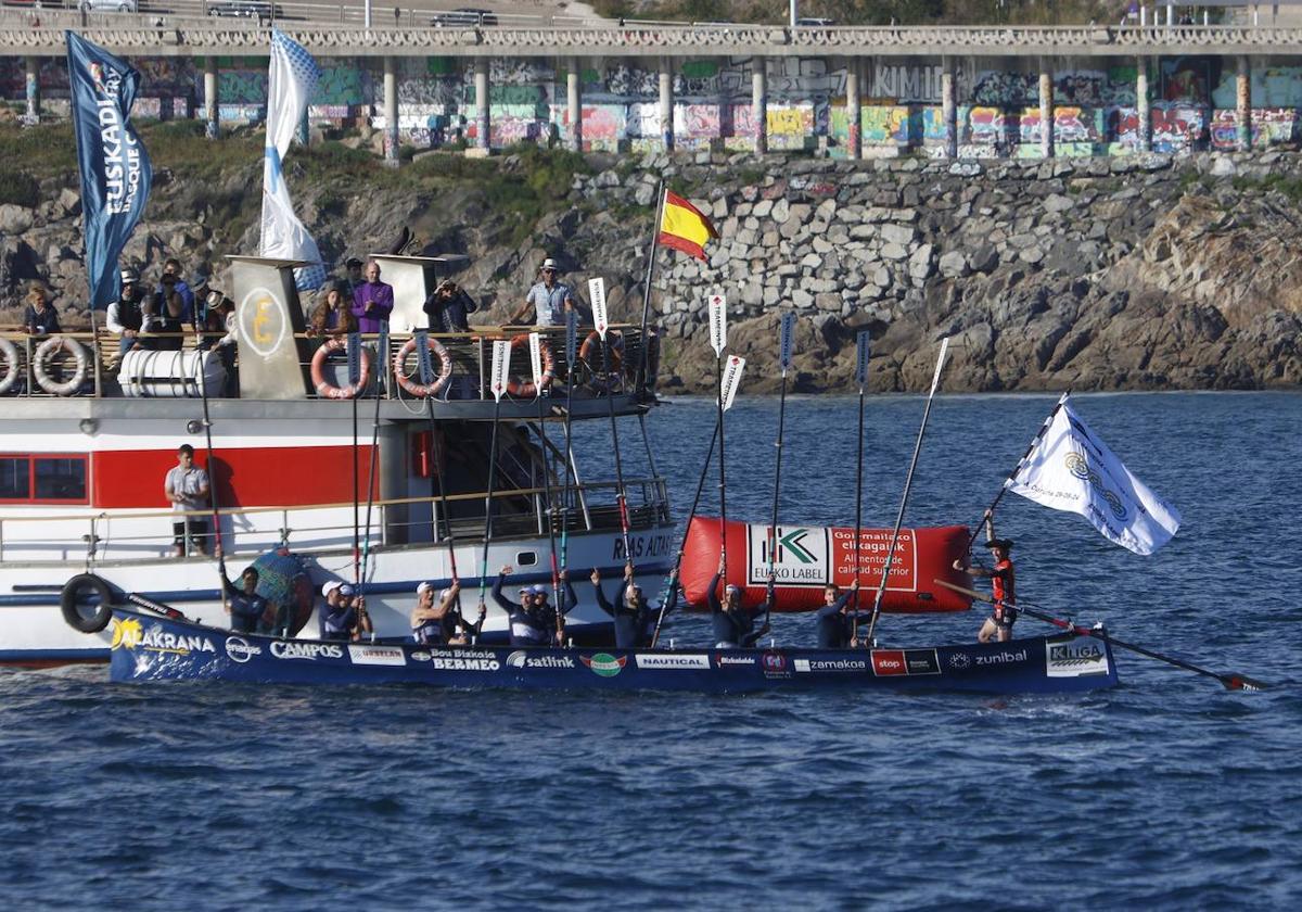 Urdaibai se ha llevado la primera bandera de la temporada en aguas de A Coruña