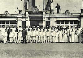 El personal era numeroso y todos los empleados iban vestidos de blanco.