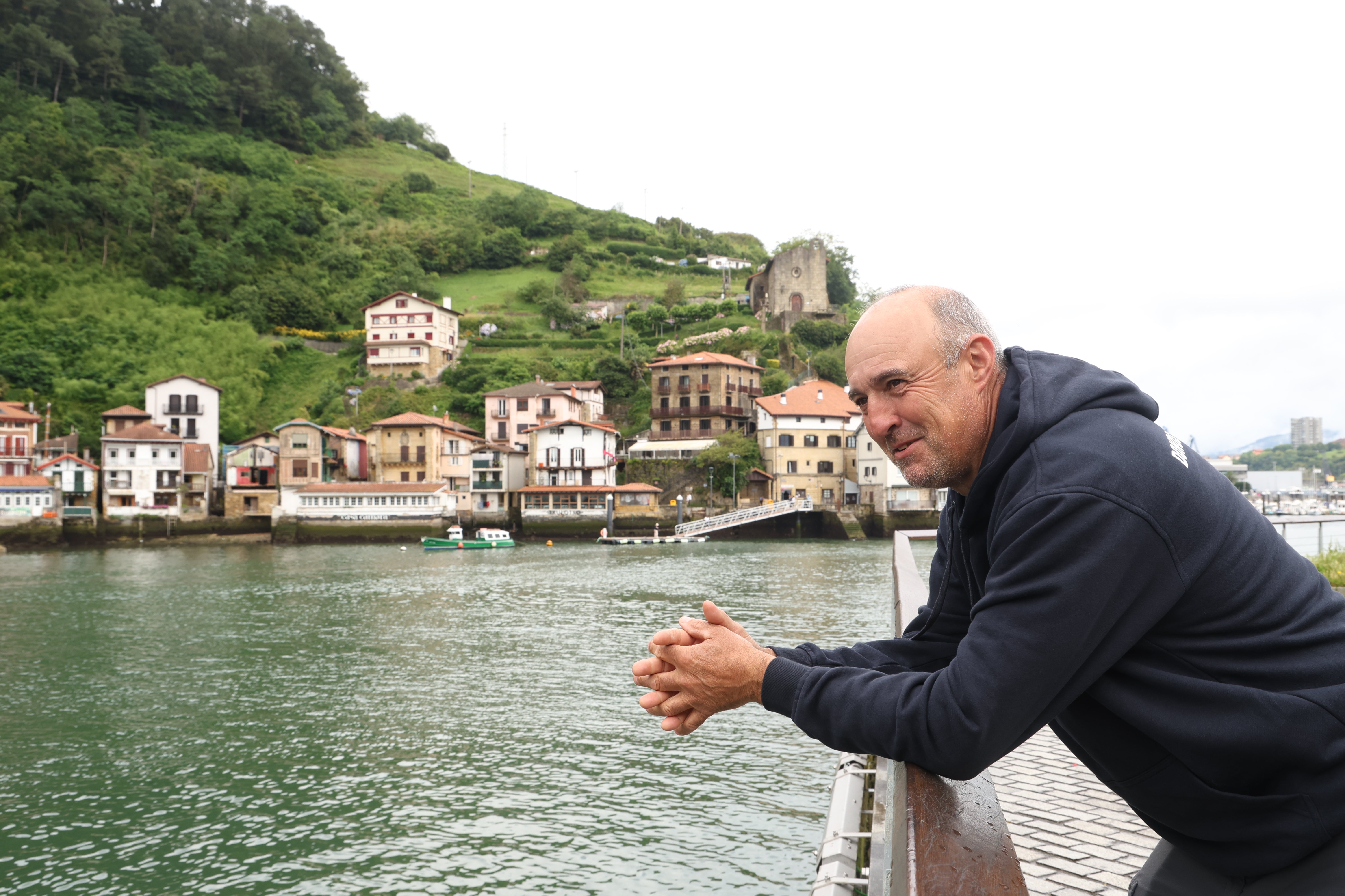 Juan Mari Etxabe, entrenador de Arraun Lagunak, ayer antes del entrenamiento del bote.