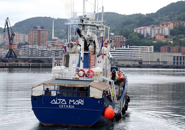 La salida del Aita Mari del puerto de Pasaia.