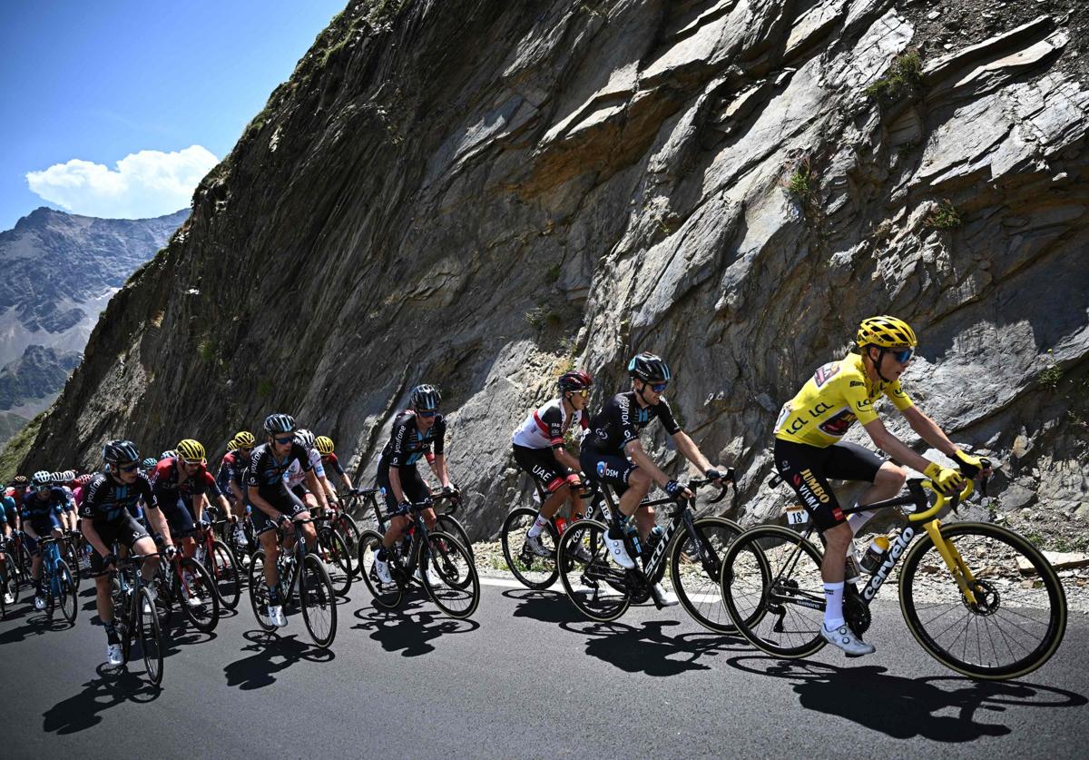 Vingegaard con el maillot amarillo, durante el ascenso al Galibier en 2022.