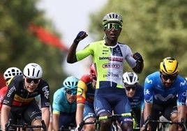 Girmay alza los brazos tras imponerse en el sprint de la tercera etapa del Tour a Gaviria y De Lie.