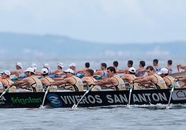 Esperantza Lekittarrarekin borrokan Bueuko estropadan. Amaieran nagusi izan ziren getariarrak.