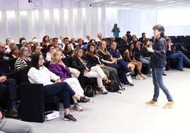 Garbiñe Etxeberria, responsable del fútbol femenino de la Real Sociedad, se dirige al publico que asistió al congreso.