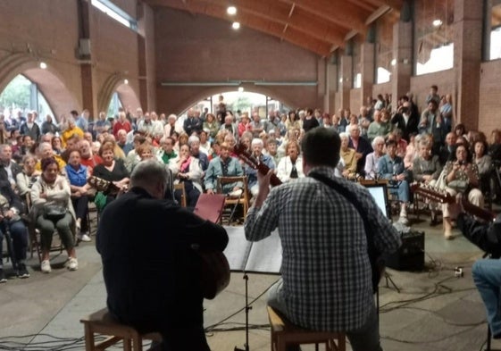 La rondalla Alaitasuna, arropada por numeroso público y amigos el viernes, en el concierto de su 60 aniversario.