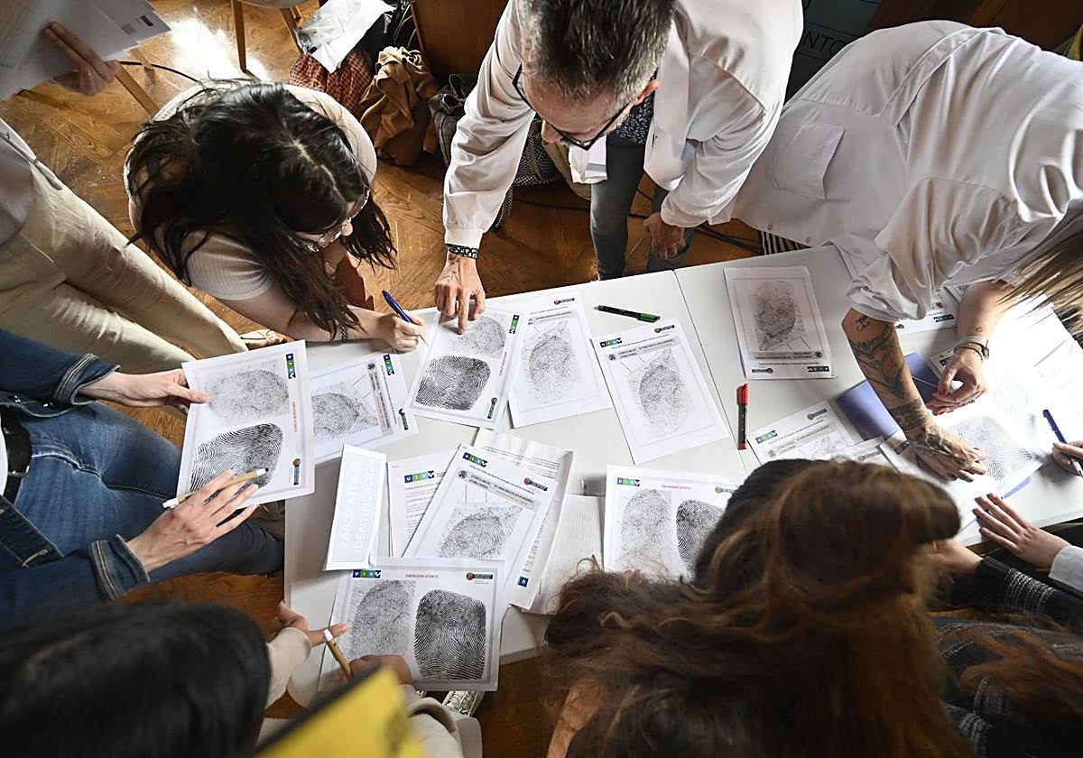 Los participantes en el curso analizan huellas dactilares de sospechosos para buscar encontrar coincidencias como la que se halló en el lugar de los hechos.