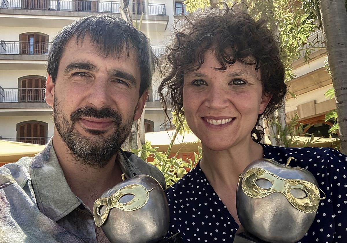 Iñaki Rikarte y Garbiñe Insausti, ayer en Tenerife con los dos galardones que Kulunka se llevó en la gala de los Premios Max.