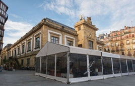 Edificio Pescadería y carpas de las baserritarras en la Bretxa.