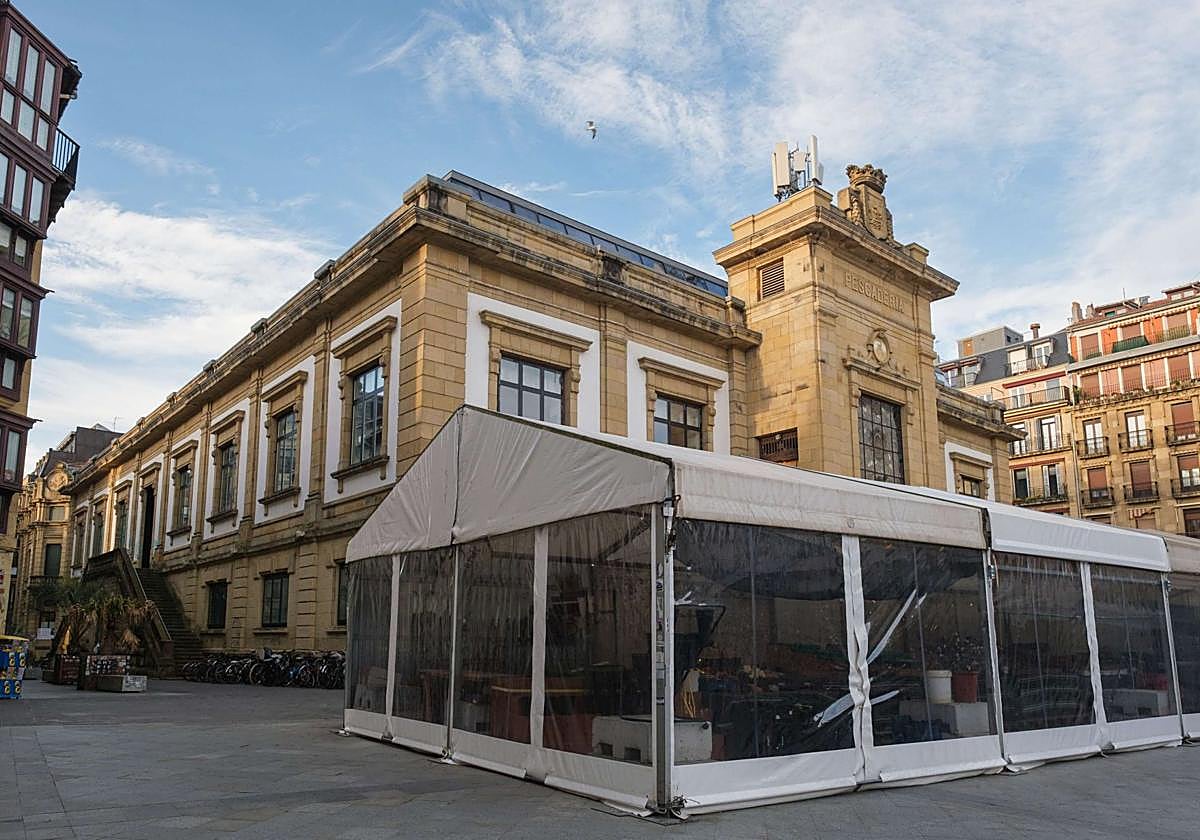 Edificio Pescadería y carpas de las baserritarras en la Bretxa.