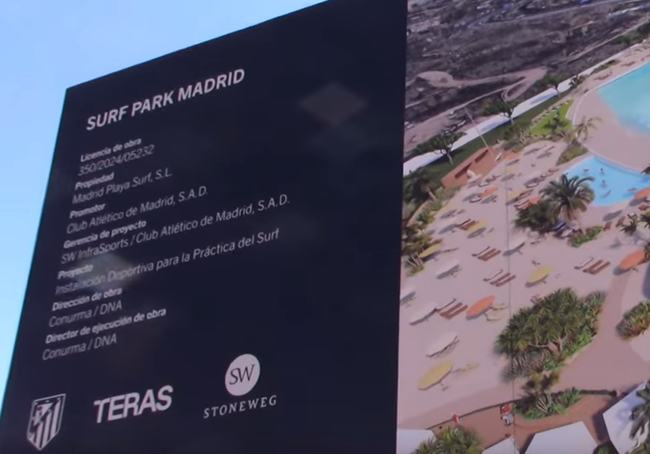 El cartel del proyecto Surf Park Madrid, colocado en la zona de obras.