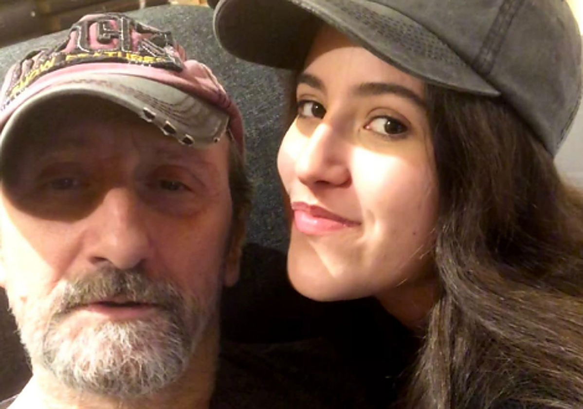 La hija de José Luis Gil comparte una imagen y desmiente los rumores de empeoramiento: «Aquí seguimos, vivo»