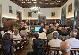 El pleno itinerante se ha celebrado en el Ayuntamiento de Arrasate.