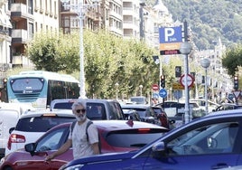 Varios vehículos esperan para entrar al parking de La Concha, el primero que actualizará sus precios.