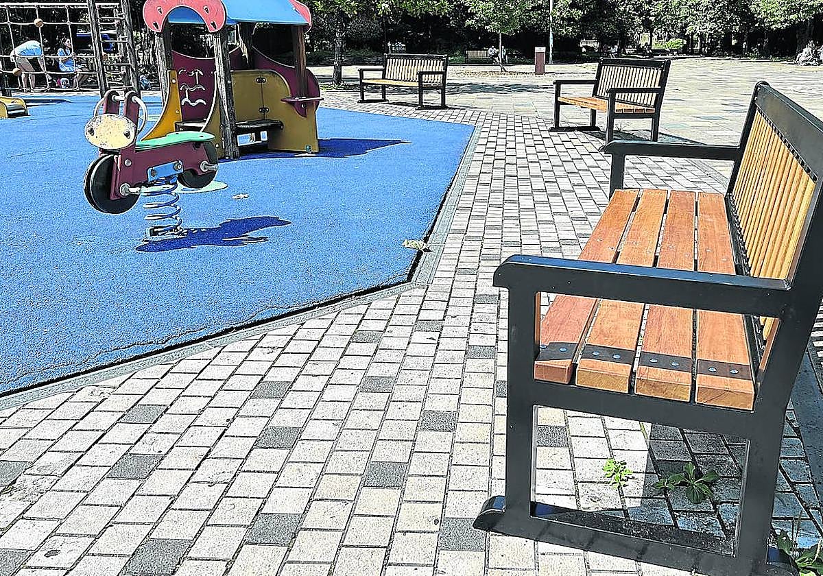 El Departamento de Mantenimiento Urbano ha procedido a cambiar los 23 bancos ingleses del parque Araba, «la totalidad de los que hay en el parque, por el modelo inglés nuevo», señala el edil del PSE Carlos García. El coste de los trabajos asciende a 28.500 euros. «Hemos aprovechado seis bancos para restaurarlos y cambiarlos por otros que estaban en mal estado en el palacio de Aiete».