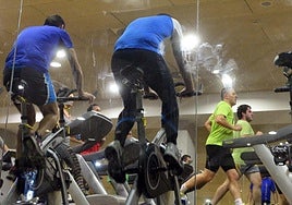 Personas practican deporte en la sala de máquinas del polideportivo Usabal de Tolosa.