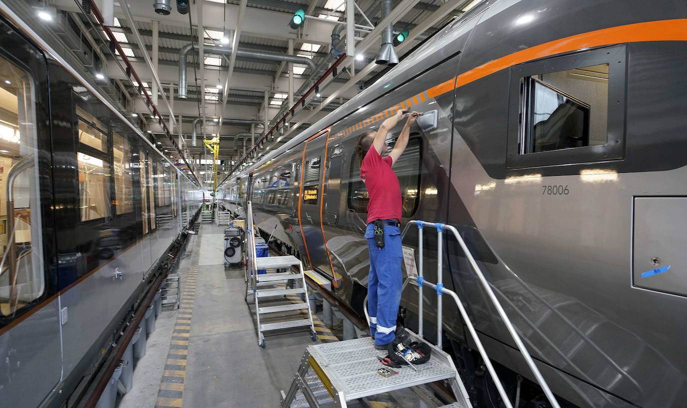 Trabajador de CAF en la construcción de trenes en la planta de Beasain