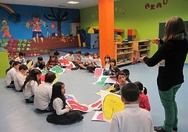 Un grupo de niños juega en el haurtxoko de Bidebieta.