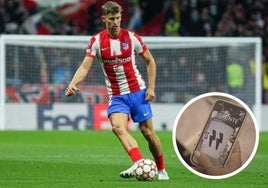 Llorente, jugador del Atlético, junto al logo de su marca de café.