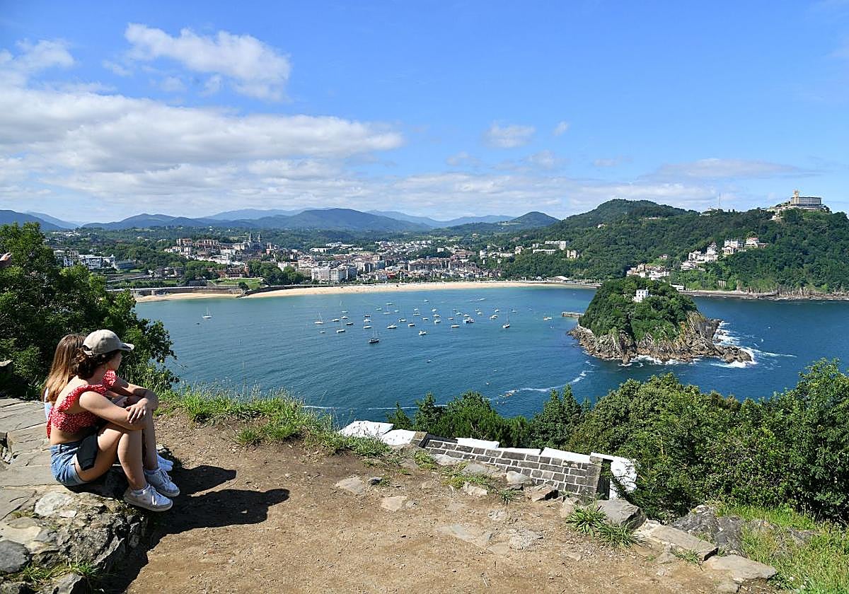 El sol, el cielo azul y las temperaturas cálidas han dejado una estampa veraniega este miércoles.