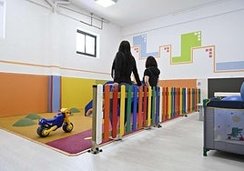 Dos reclusas, en la zona de juegos de la Unidad de Maternidad habilitada en la cárcel de Martutene.