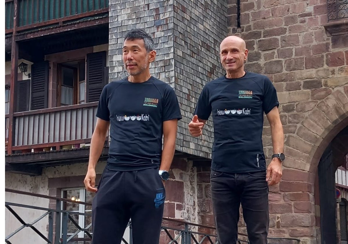 Hyun Changg Chung y Carlos Morán antes de partir de Donibane Garazi.