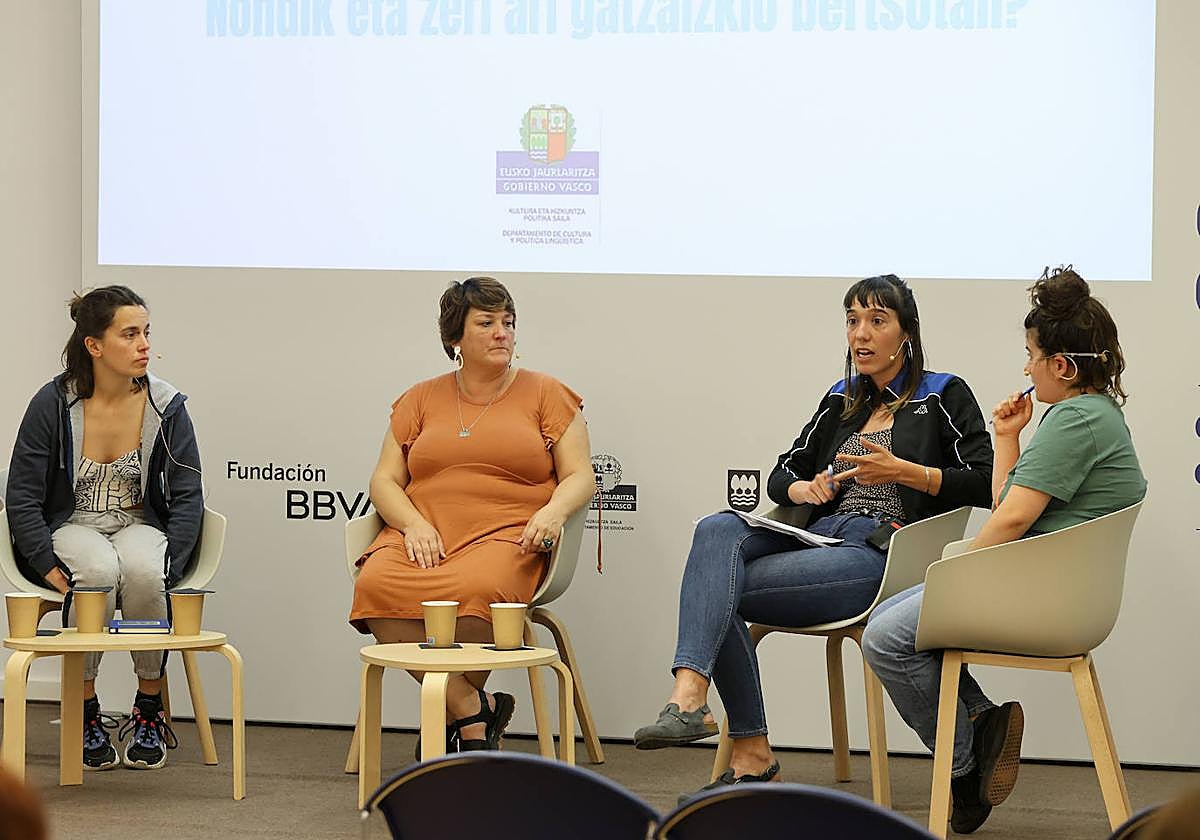 Maider Arregi, Onintza Enbeita, Saioa Alkaiza eta Oihana Arana, mahai-inguruan.