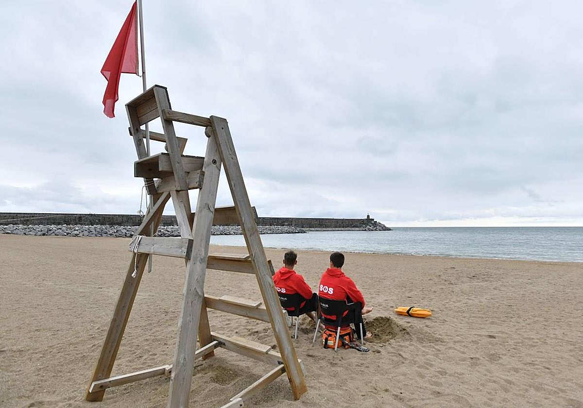 La playa de Santiago de Zumaia, en una ocasión anterior, con la bandera roja colocada.