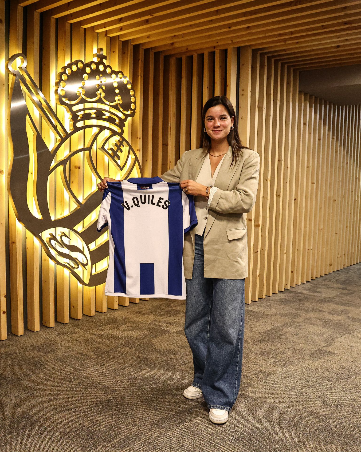 Violeta Quiles posa con su nueva camiseta en Anoeta