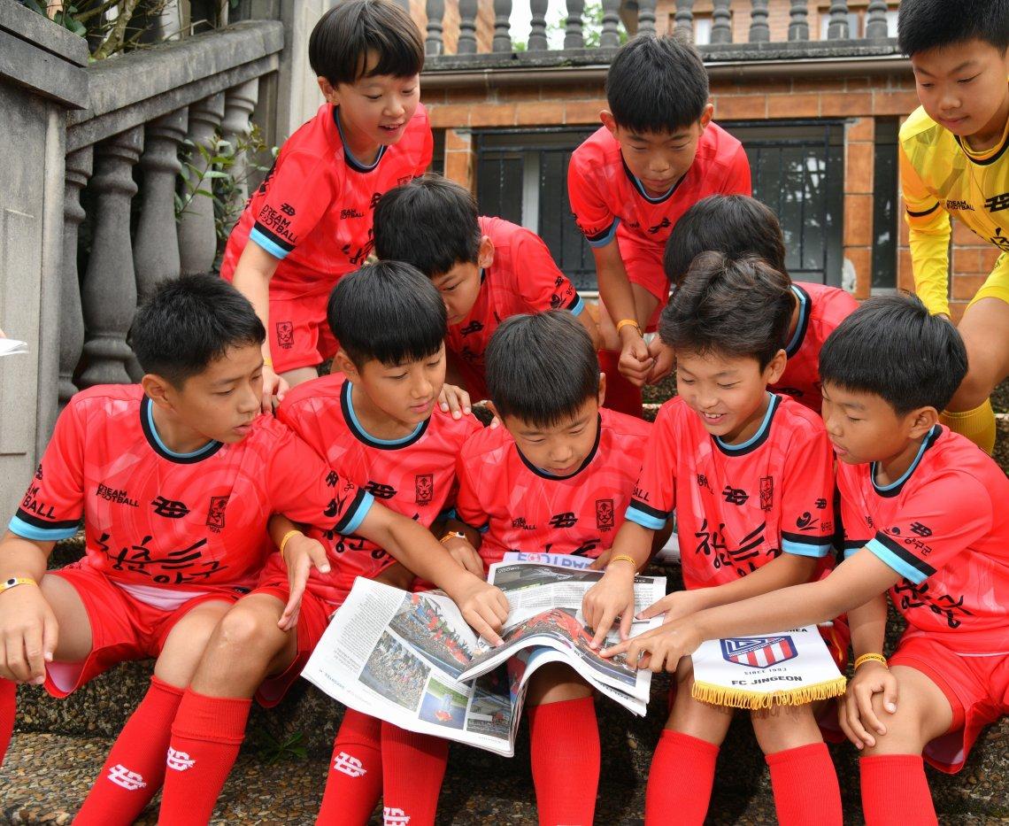 Varios niños del club coreano miran en el DV la fotografía en la que son los auténticos protagonistas.