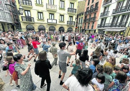 Kukai puso a bailar al personal con su obra 'Euskorleans' en su recorrido itinerante.