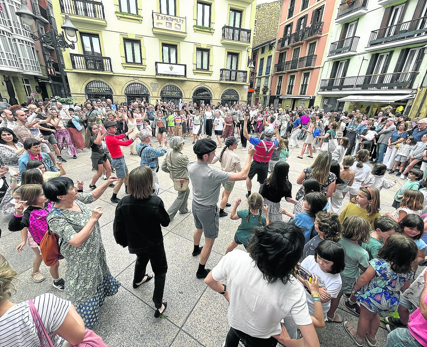 Kukai puso a bailar al personal con su obra 'Euskorleans' en su recorrido itinerante.