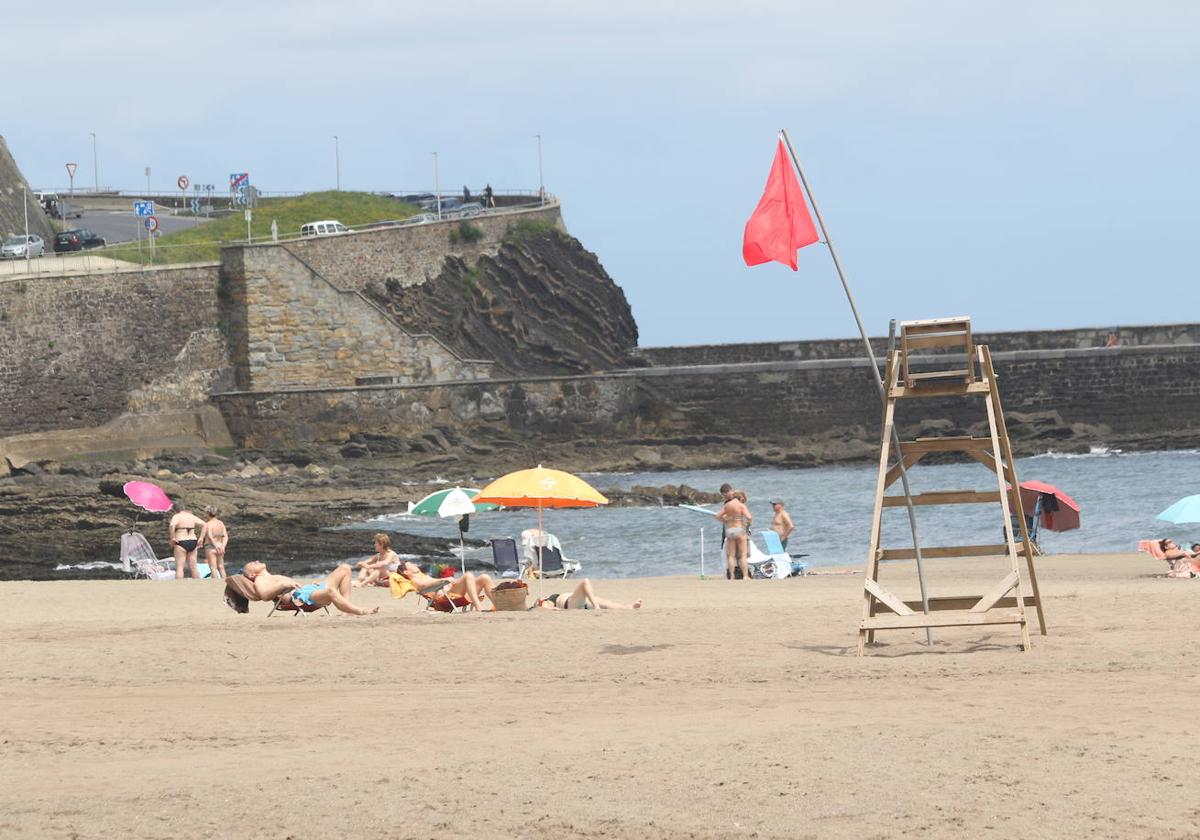 Bandera roja en la playa de Saturraran de Mutriku.